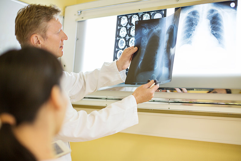 Arzt betrachten Röntgenbilder auf Röntgenschirm