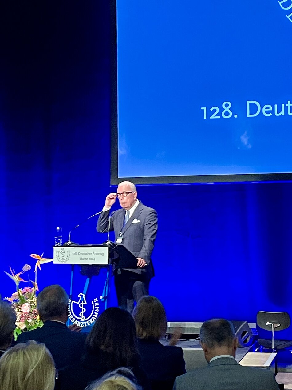 Bundesärztekammerpräsident Dr. Klaus Reinhardt bei der Eröffnung des 128. Deutschen Ärztetags