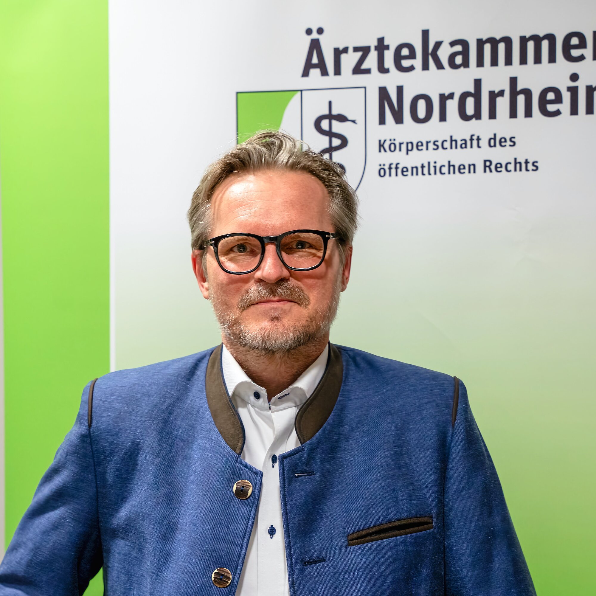 Portrait von Dr. Jörg Niehüser-Saran