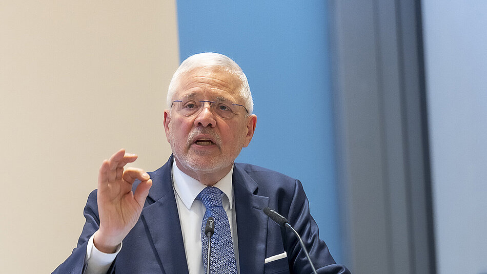 Dr. Frank Bergmann, Vorsitzender der KV Nordrhein auf der Vertreterversammlung im März 2026 am Podium
