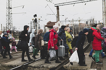 Ukrainer kommen im Bahnhof von Liviv an.