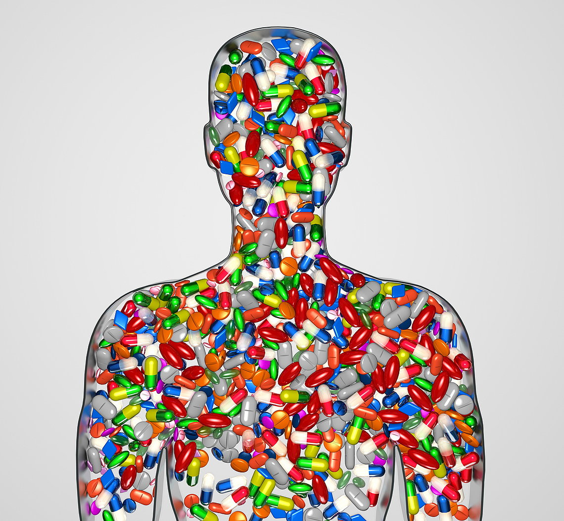 oberkoerper-mit-antibiotika.jpg Menschlicher Oberkörper gefüllt mit Antibiotika-Tabletten