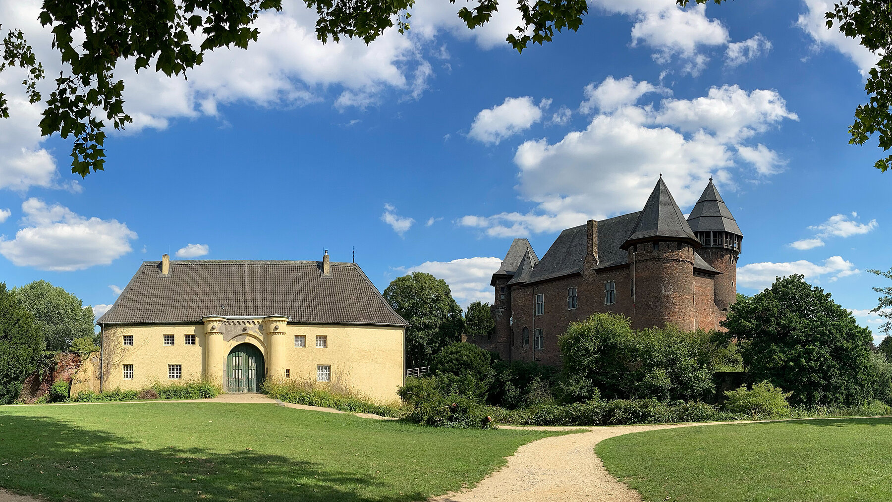 Museum Burg Linn mit Nebengebäude in Krefeld