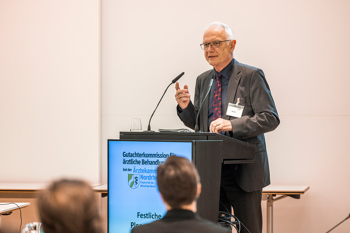 riedel-johannes.jpg Präsident des Oberlandesgerichts a.D. Johannes Riedel, Vorsitzender der Gutachterkommission, spricht bei der Plenarsitzung