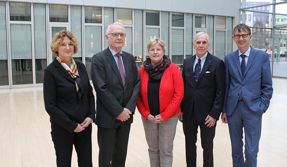 Das Bild zeigt: NRW-Patientenbeauftragte Claudia Middendorf, Dr. Tina Wiesener, MPH, Leiterin der Geschäftsstelle der Gutachterkommission, Johannes Riedel, Vorsitzender der Gutachterkommission und Präsident des Oberlandesgerichts a.D., Professor Dr. Hans-Friedrich Kienzle, Geschäftsführendes Kommissionsmitglied und Ulrich Langenberg, Geschäftsführender Arzt der Ärztekammer Nordrhein