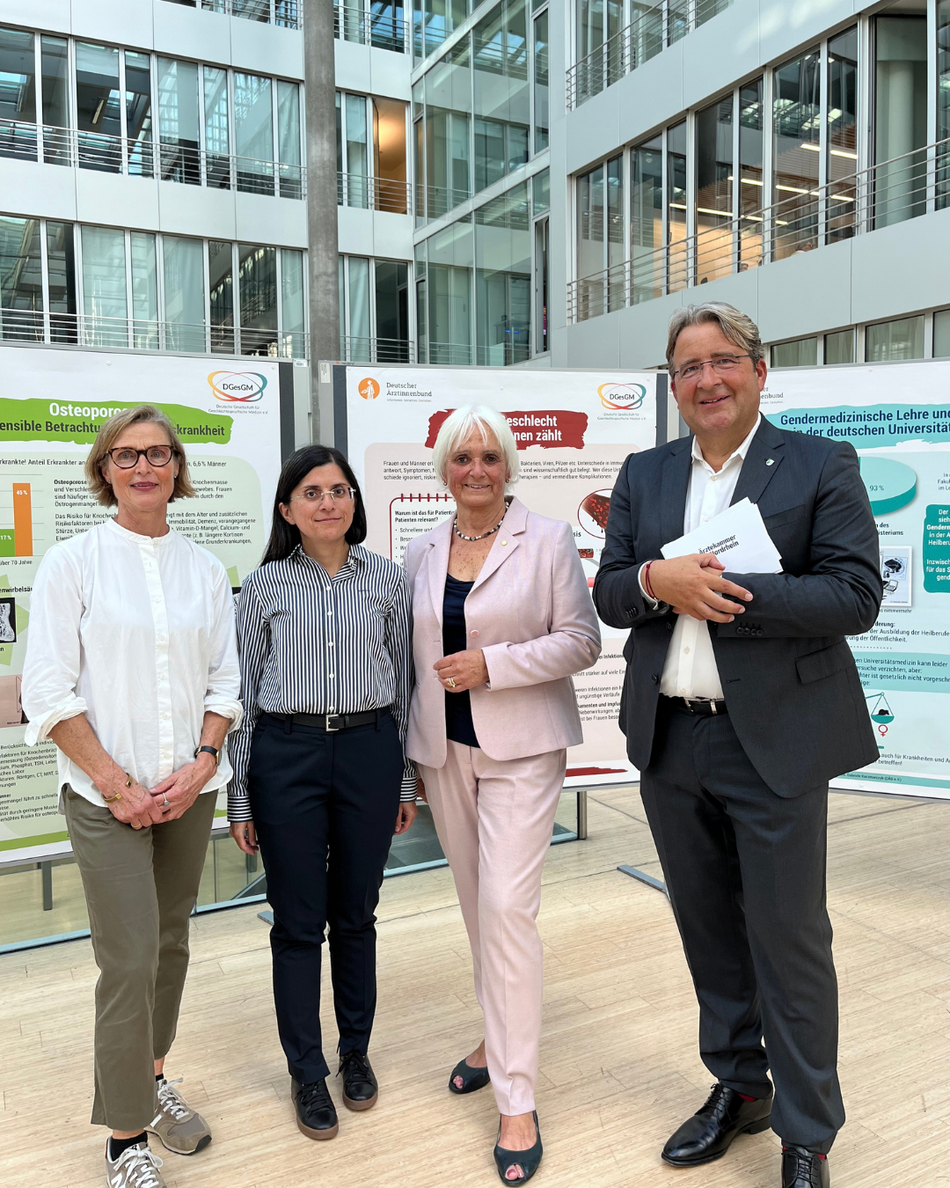 Gruppenbild Ausstellungseröffnung Geschlechtersensible Medizin Gruppenbild Ausstellungseröffnung Geschlechtersensible Medizin
