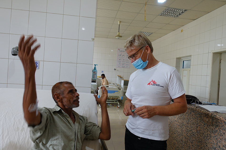 Dr. Tankred Stöbe bei einer Visite im Jemen
