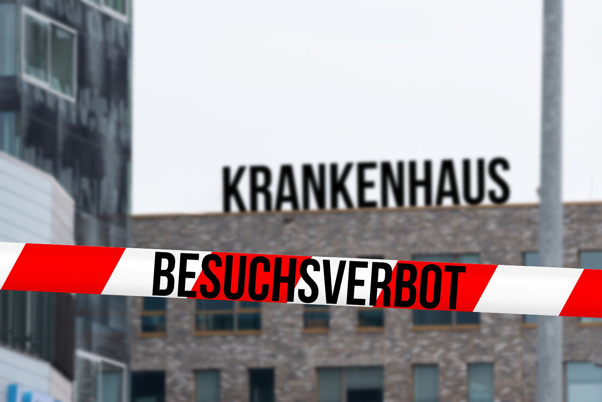 Banner Besuchsverbot vor Krankenhaus