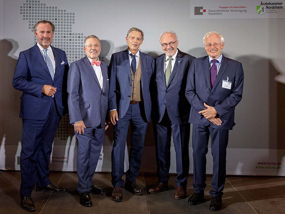 Gruppenfoto Gastgeber und Staatssekretär im Landesgesundheitsministerium, Dr. Edmund Heller auf dem Sommerempfang 2019 im Haus der Ärzteschaft