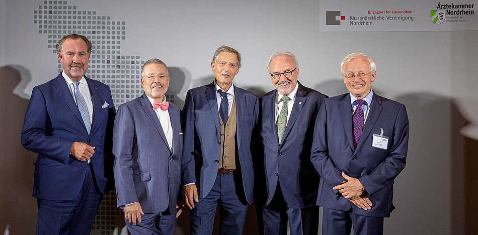 Gruppenfoto Gastgeber und Staatssekretär im Landesgesundheitsministerium, Dr. Edmund Heller auf dem Sommerempfang 2019 im Haus der Ärzteschaft
