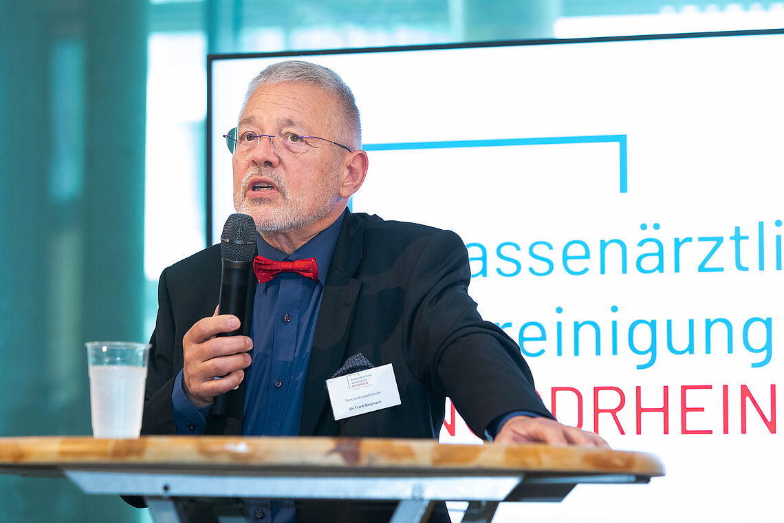 Dr. Frank Bergmann hält eine Rede beim Richtfest der KVNO in Köln