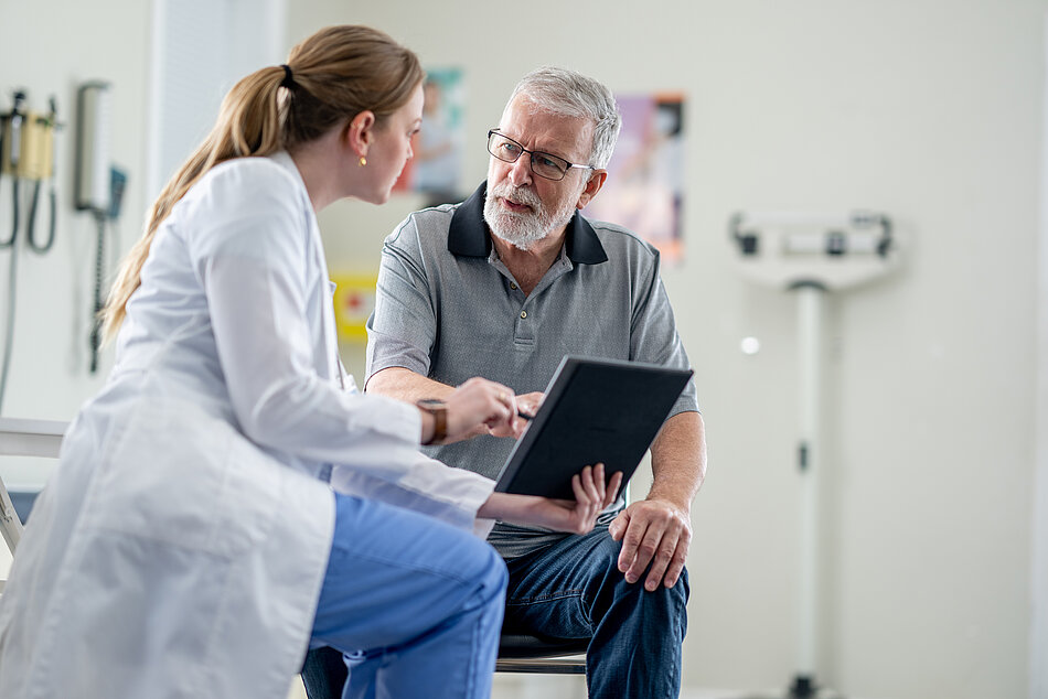 Ärztin im Gespräch mit einem Patienten
