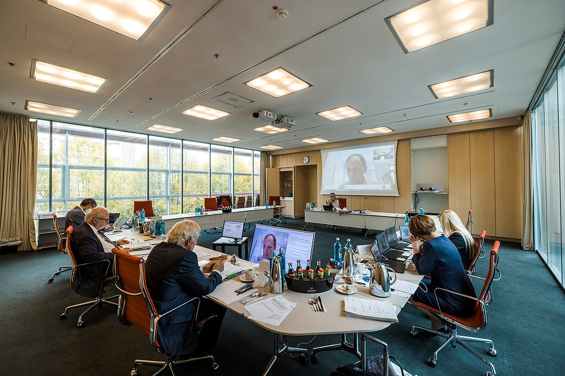 Kammerversammlung per Videokonferenz aus einem Sitzungssaal im Düsseldorfer Haus der Ärzteschaft heraus