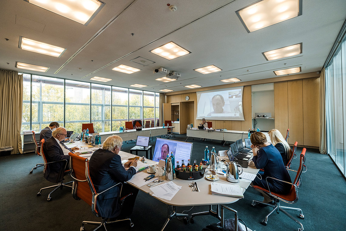 Kammerversammlung per Videokonferenz - November 2020 Kammerversammlung per Videokonferenz aus einem Sitzungssaal im Düsseldorfer Haus der Ärzteschaft heraus
