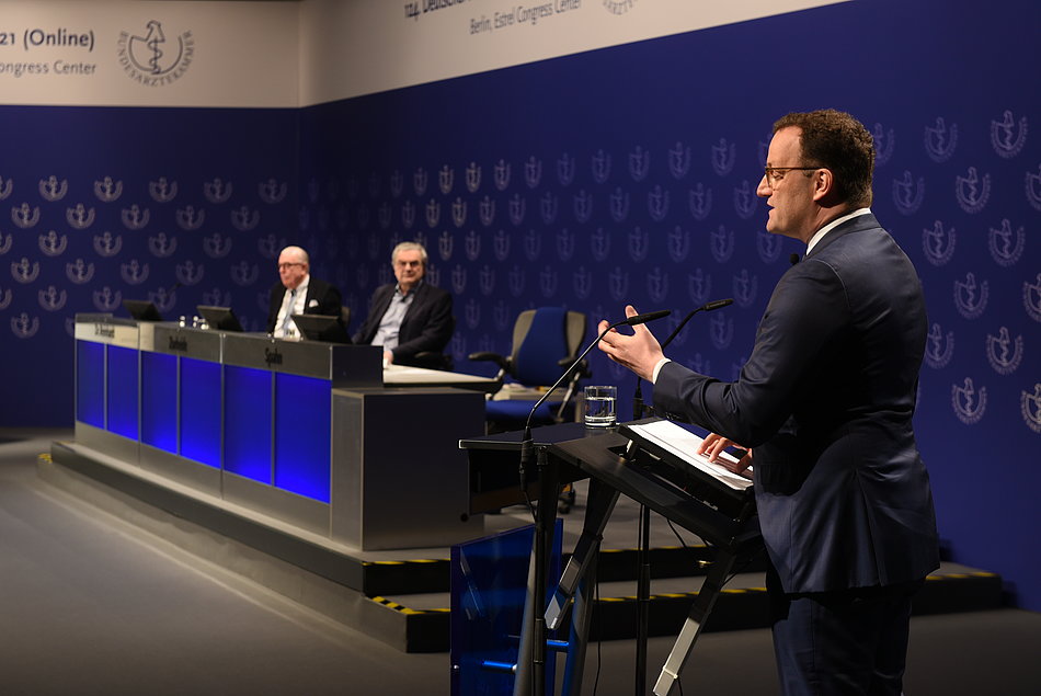 Bundesgesundheitsminister Jens Spahn bei der Eröffnungsveranstaltung des 124. Deutschen Ärztetages Blick ins Studio der Online-Veranstaltung