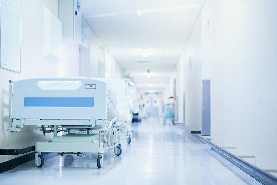 Krankenbett im Flur eines Krankenhauses