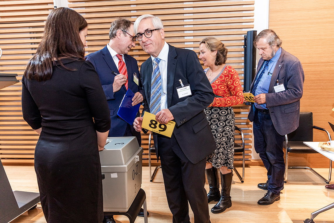 kammerversammlung-wahl-2019-09.jpg Abstimmung bei der konstituierenden Kammerversammlung