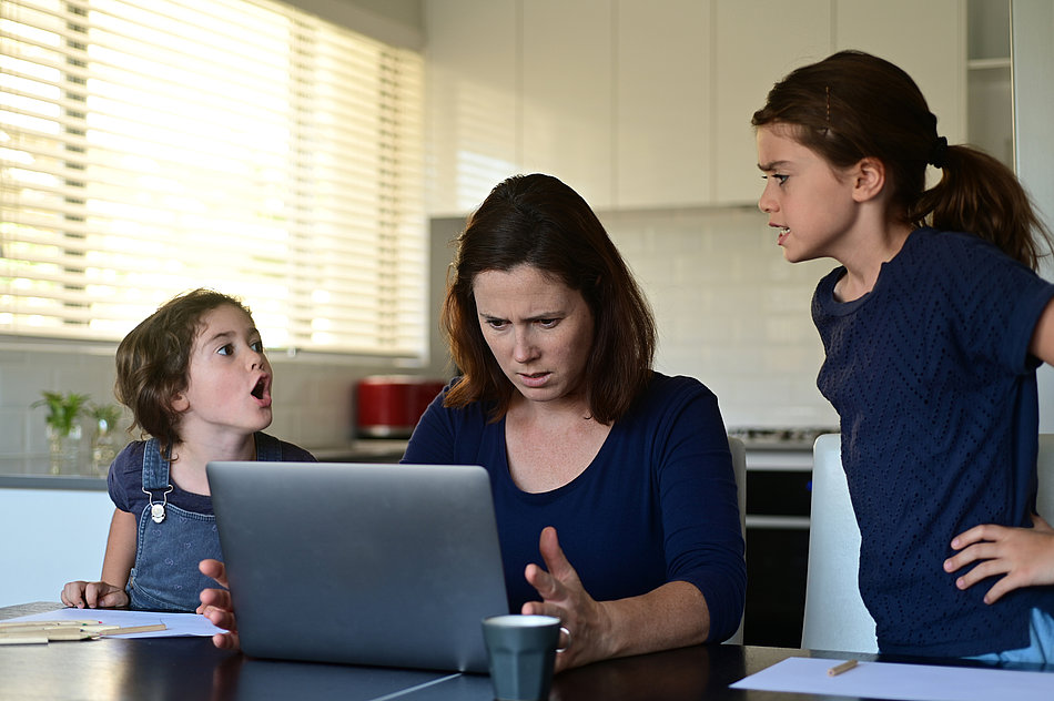 Familie im Homeoffice, Kinder streiten