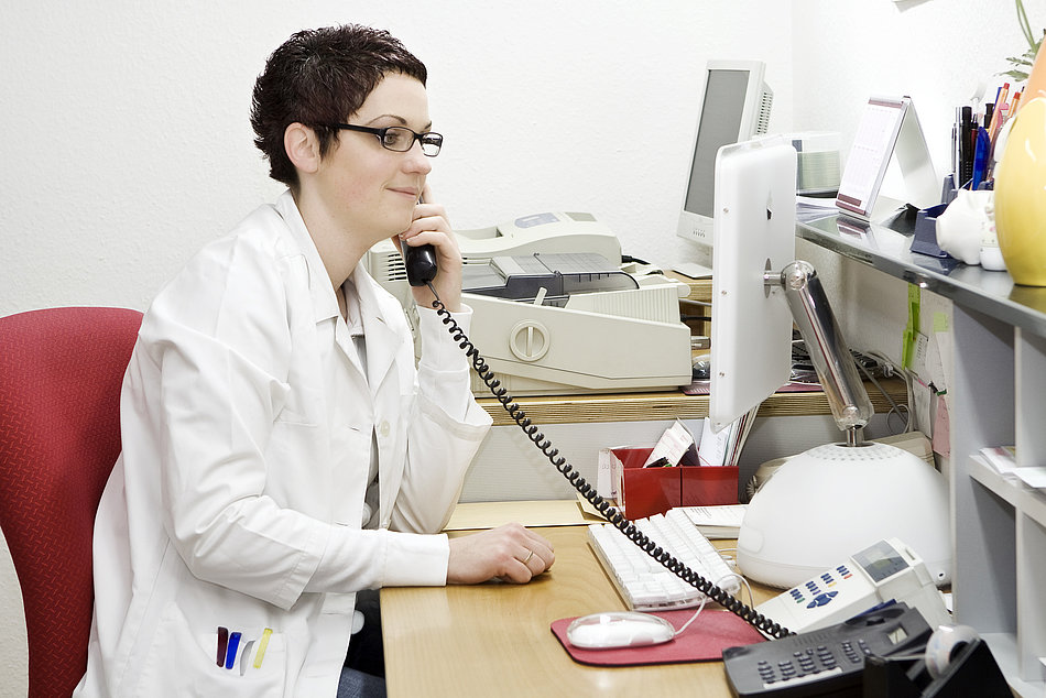 Medizinische Fachangestellte am Telefon