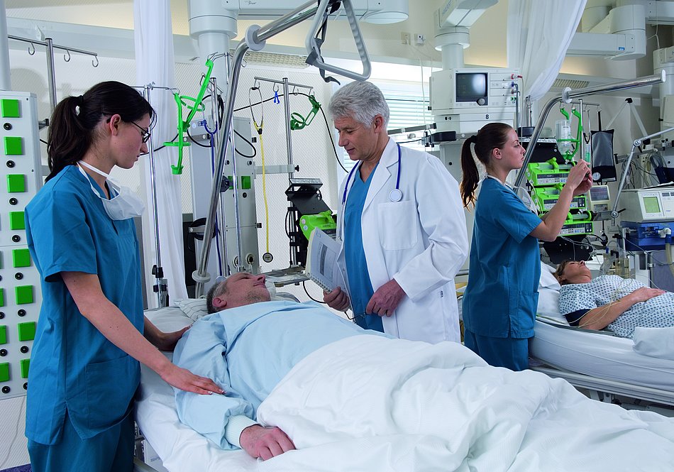 Patienten im Krankenbett umgeben von Ärzten