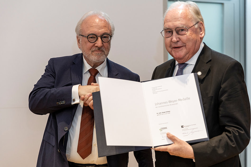 Verleihung der Johannes-Weyer-Medaille von Rudolf Henke an Dr. Jürgen Krömer
