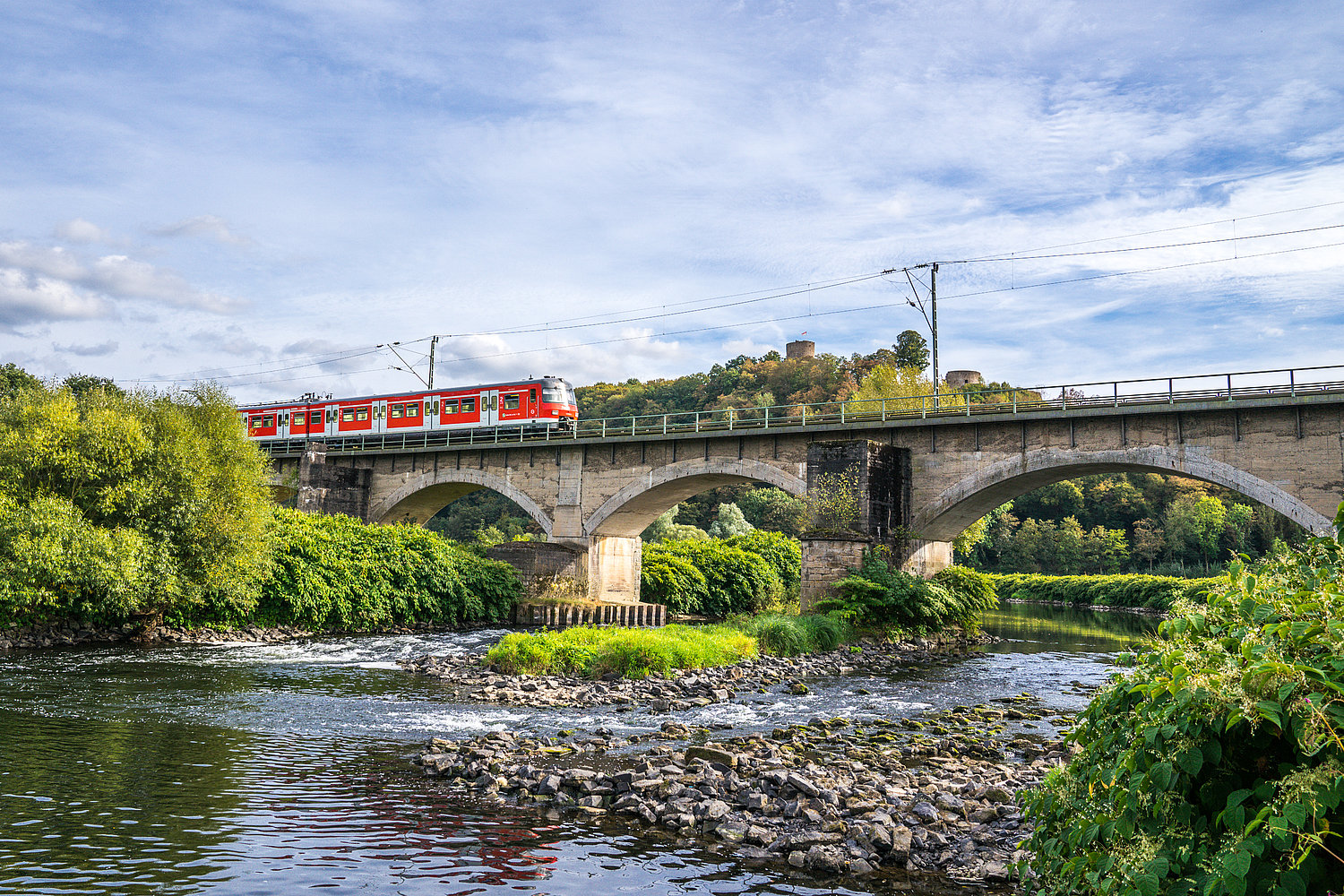 Siegbrücke mit Zug bei Hennef-Blankenberg