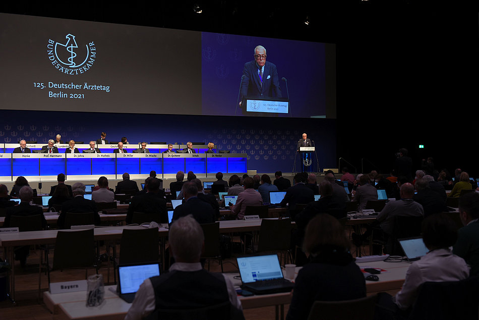 Dr. Klaus Reinhardt, Präsident der Bundesärztekammer (BÄK) bei seiner Erföffnungsrede