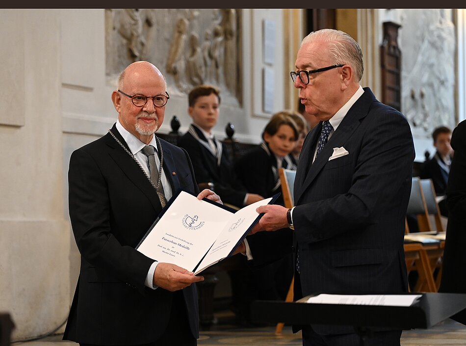 Professor Dr. Martin Exner bei der Verleihung der Paracelsus-Medaille