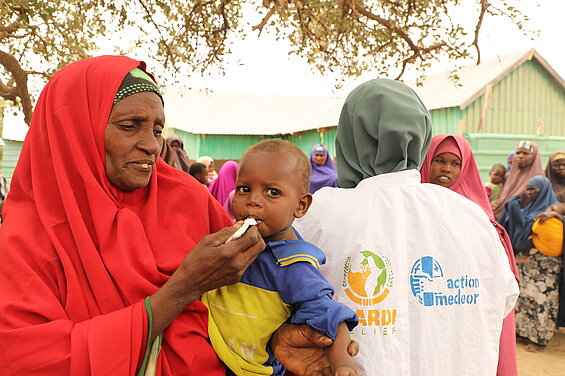 Frau mit Kind in Somalia Eine Frau hält ein Kind im Arm