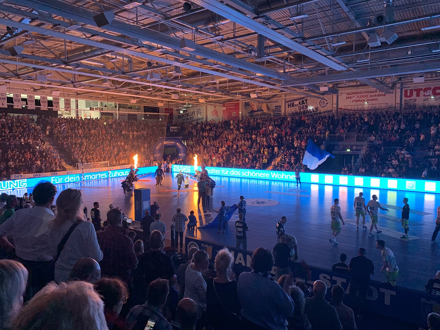 Heimspiel des  Handballvereins VfL Gummersbach in der Schwalbe Arena