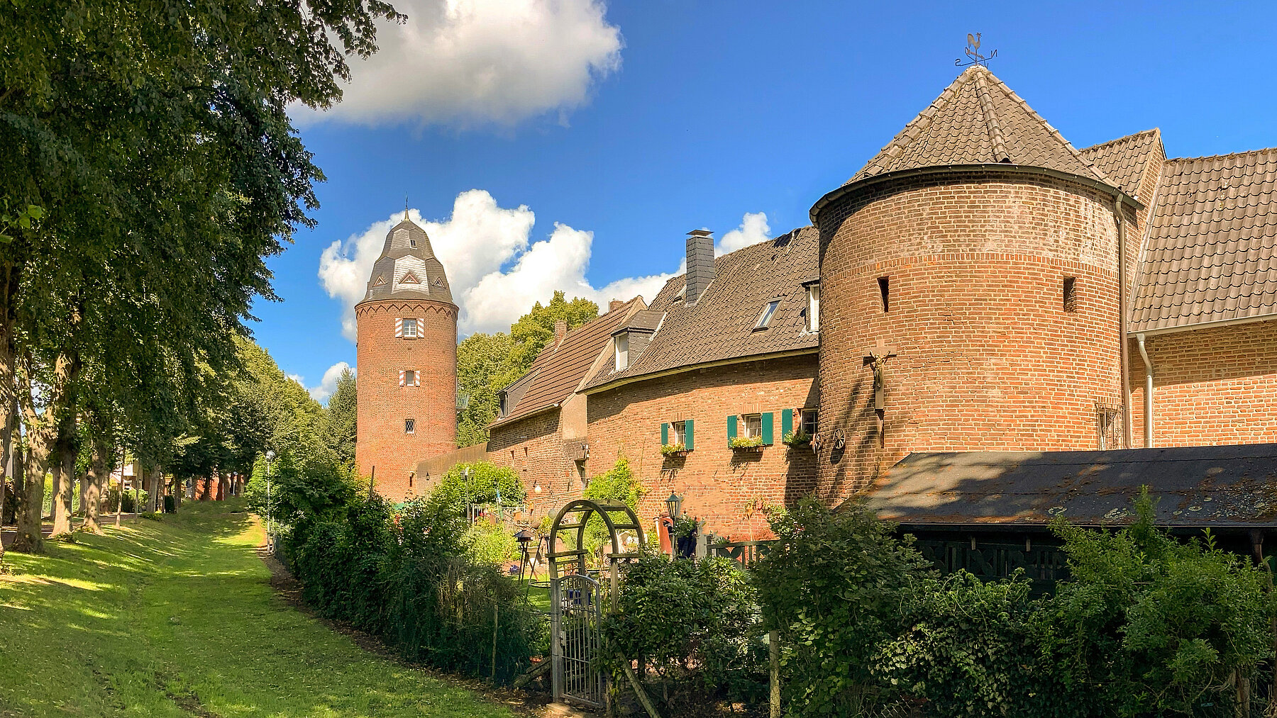 Stadtwall und Stadtmauer mit Mühlenturm in Krankenburg