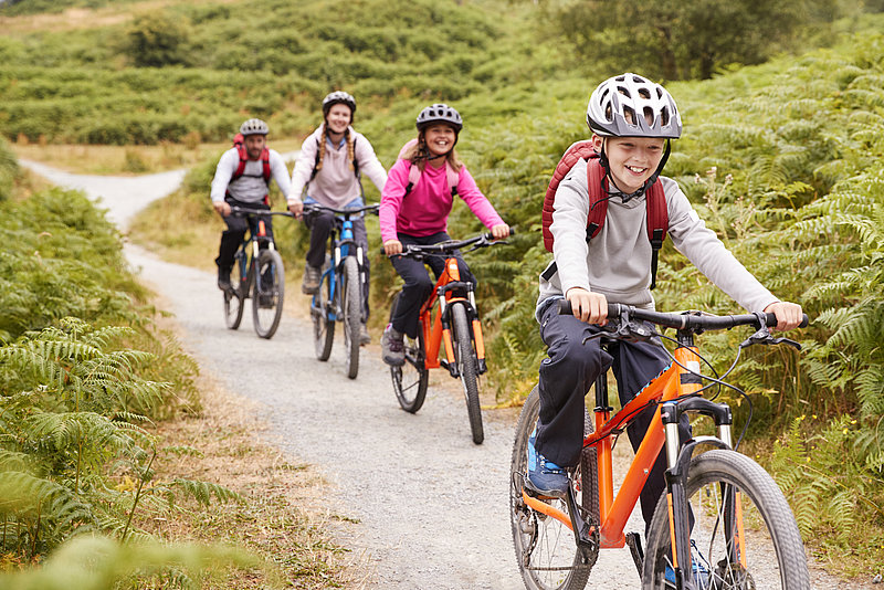 Kinder fahren Fahrrad