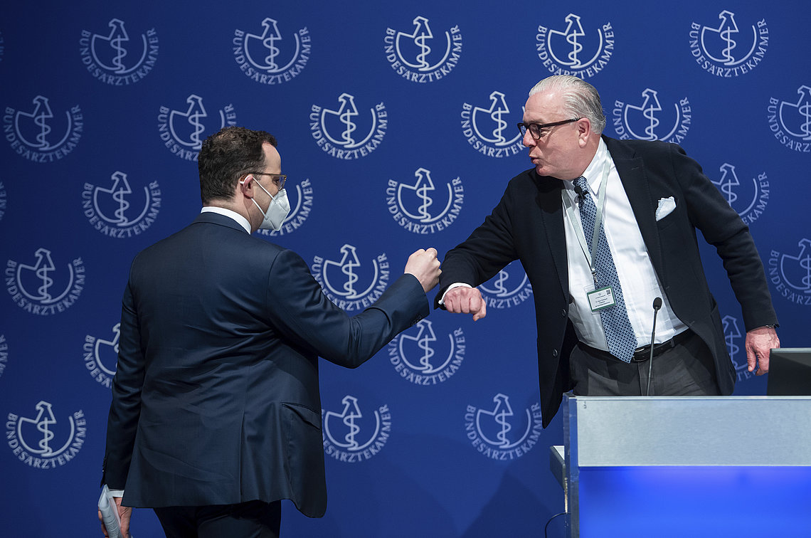 spahn-jens-reinhardt-klaus-dr.jpg Jens Spahn (CDU), Bundesgesundheitsminister, und Klaus Reinhardt, Präsident der Bundesärztekammer, begrüßen sich bei der Eröffnungsveranstaltung des 124. Deutschen Ärztetages