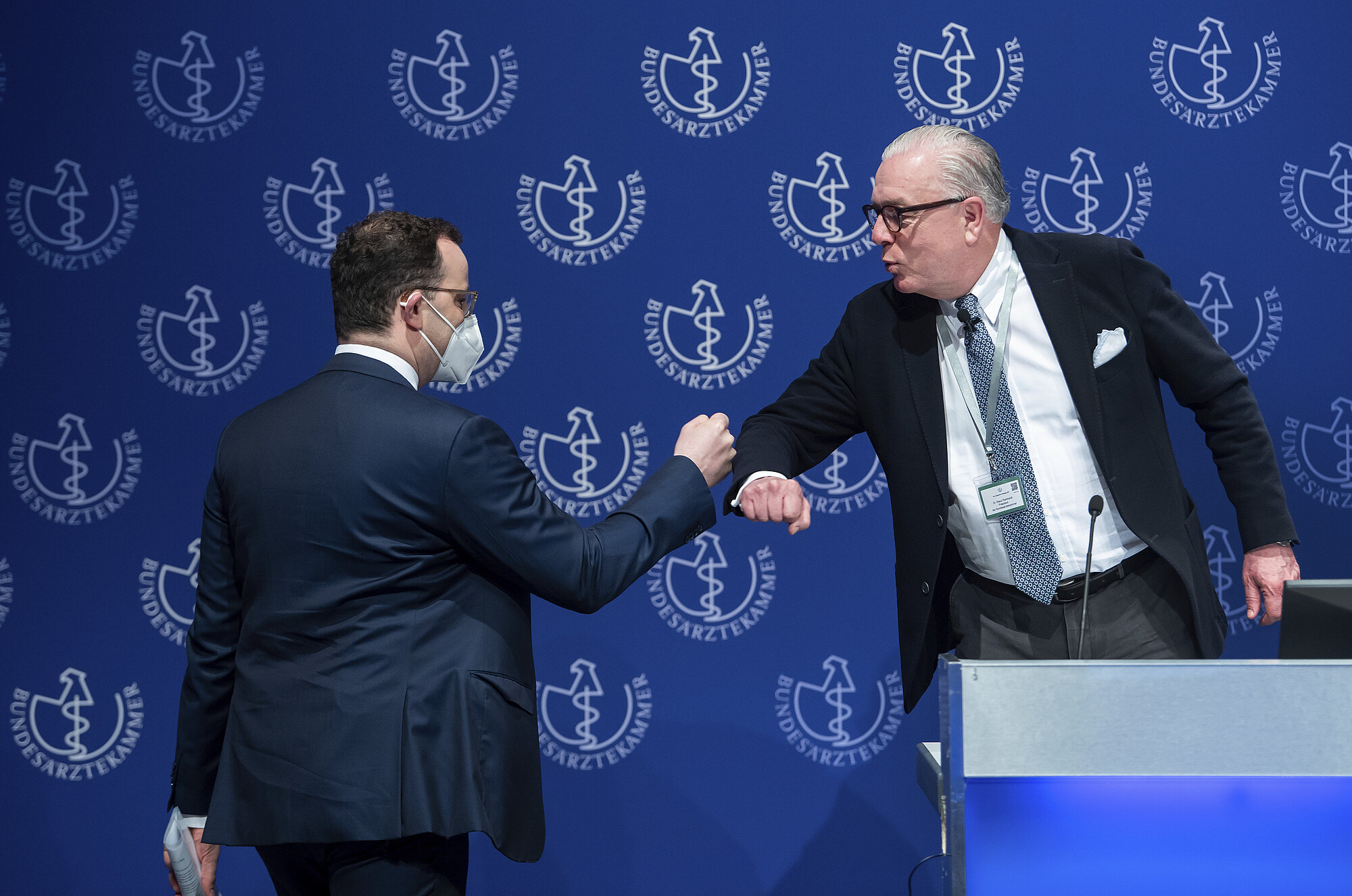 Jens Spahn (CDU), Bundesgesundheitsminister, und Klaus Reinhardt, Präsident der Bundesärztekammer, begrüßen sich bei der Eröffnungsveranstaltung des 124. Deutschen Ärztetages