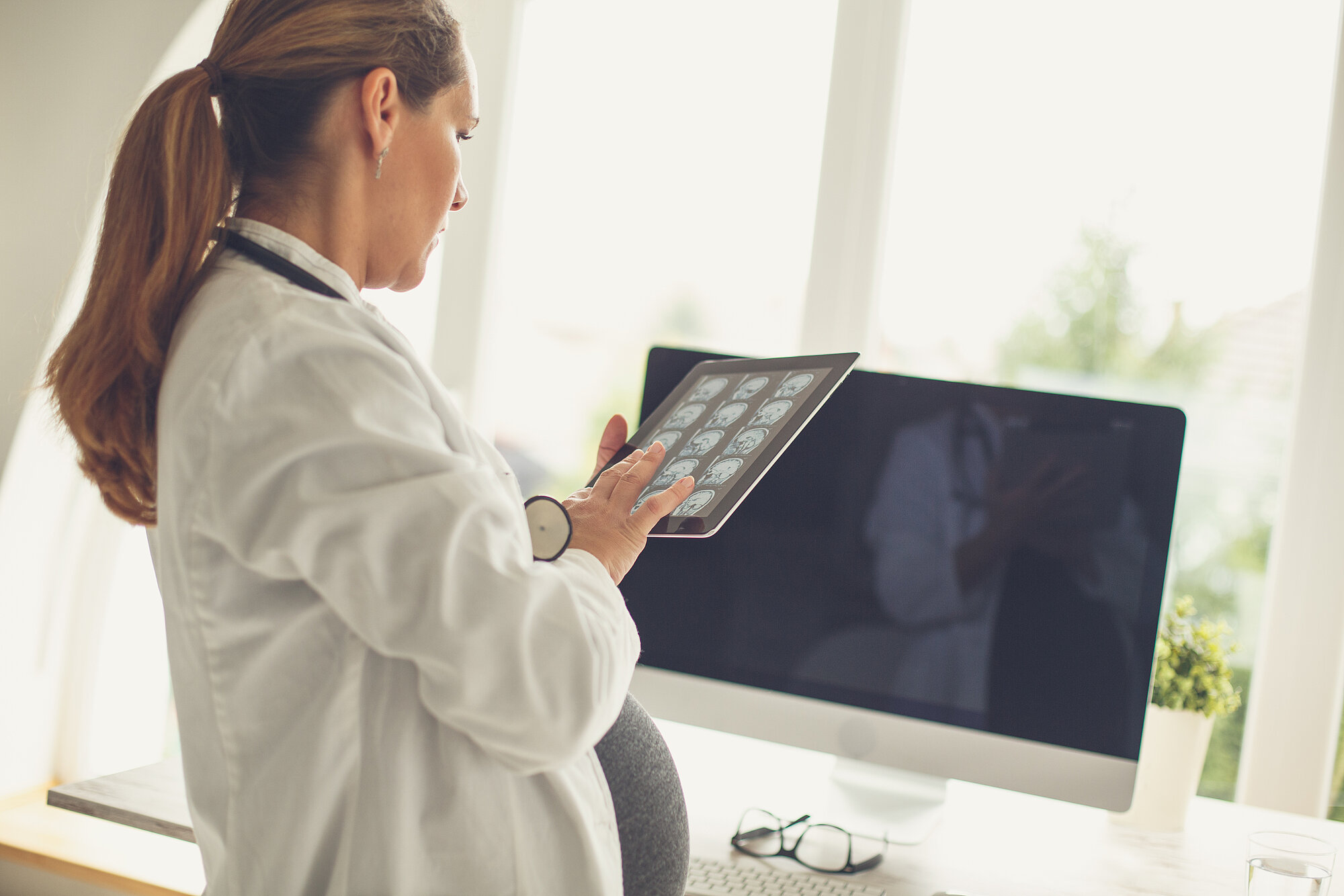 Schwangere Ärztin Schwangere Ärztin mit Tablet