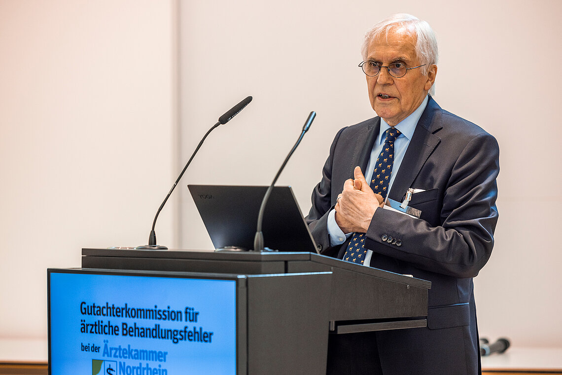 Prof. Dr. med. Hans-Friedrich Kienzle, Geschäftsführendes Kommissionsmitglied der Gutachterkommission, spricht bei der Plenarsitzung