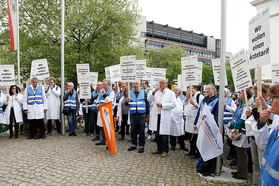 Ärztinnen und Ärzte im Öffentlichen Gesundheitsdienst protestieren