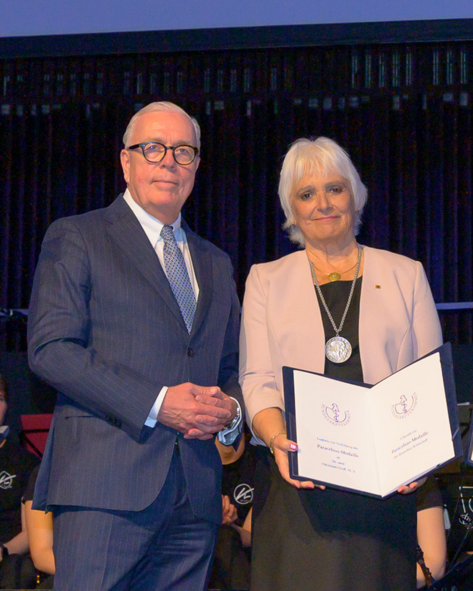 Dr. Christiane Groß bei der Verleihung der Paracelsus-Medaille