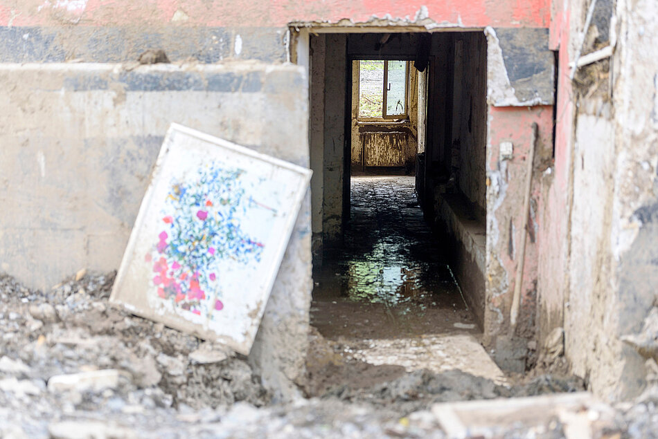 Nach der Flut beschädigtes Haus