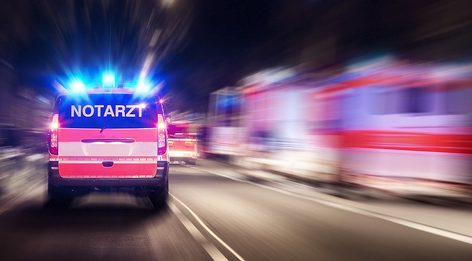 Rettungswagen im Dunkeln mit Licht