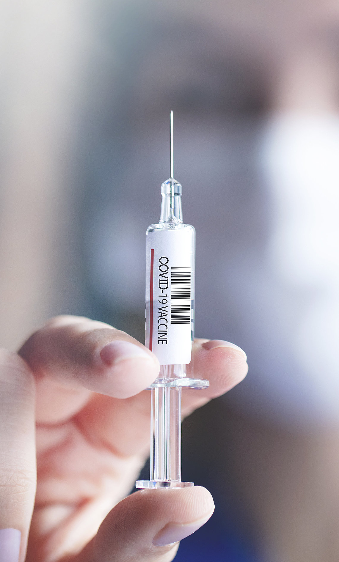 Ärztin hält eine Spritze mit dem Impfstoff gegen COVID-19 in der Hand