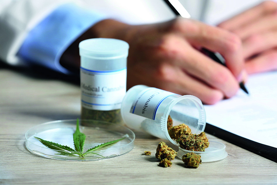 Cannabisblatt und medizinisches Cannabis