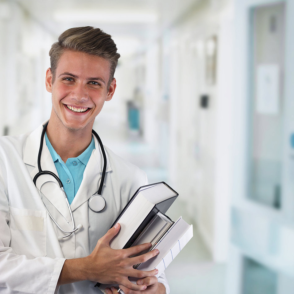 Medizinstudent mit Büchern und Stethoskop