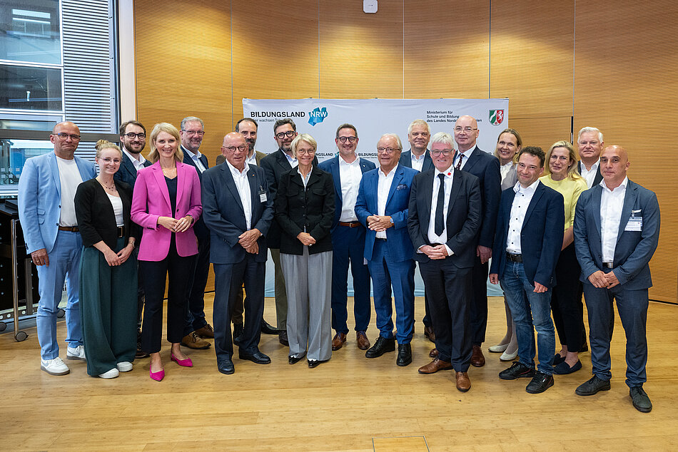 Gruppenfoto bei der Unterzeichnung der Kooperationsvereinbarung zur Laienreanimation