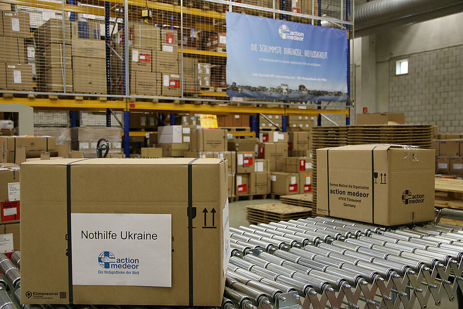 Hilfspakete für die Ukraine im Lager von action medeor