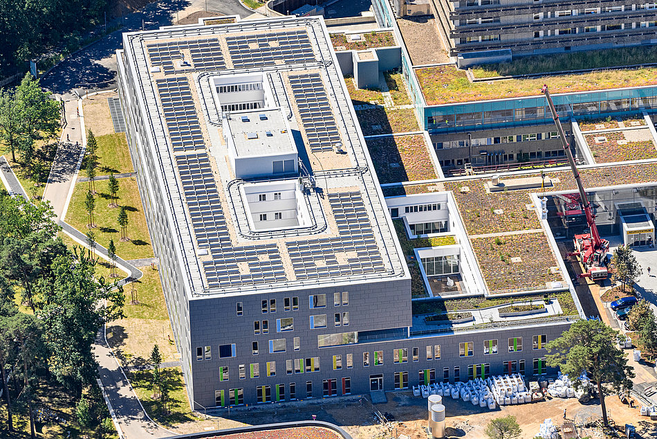 Solarpaneels am Universitätsklinikum Bonn aus der Vogelperspektive