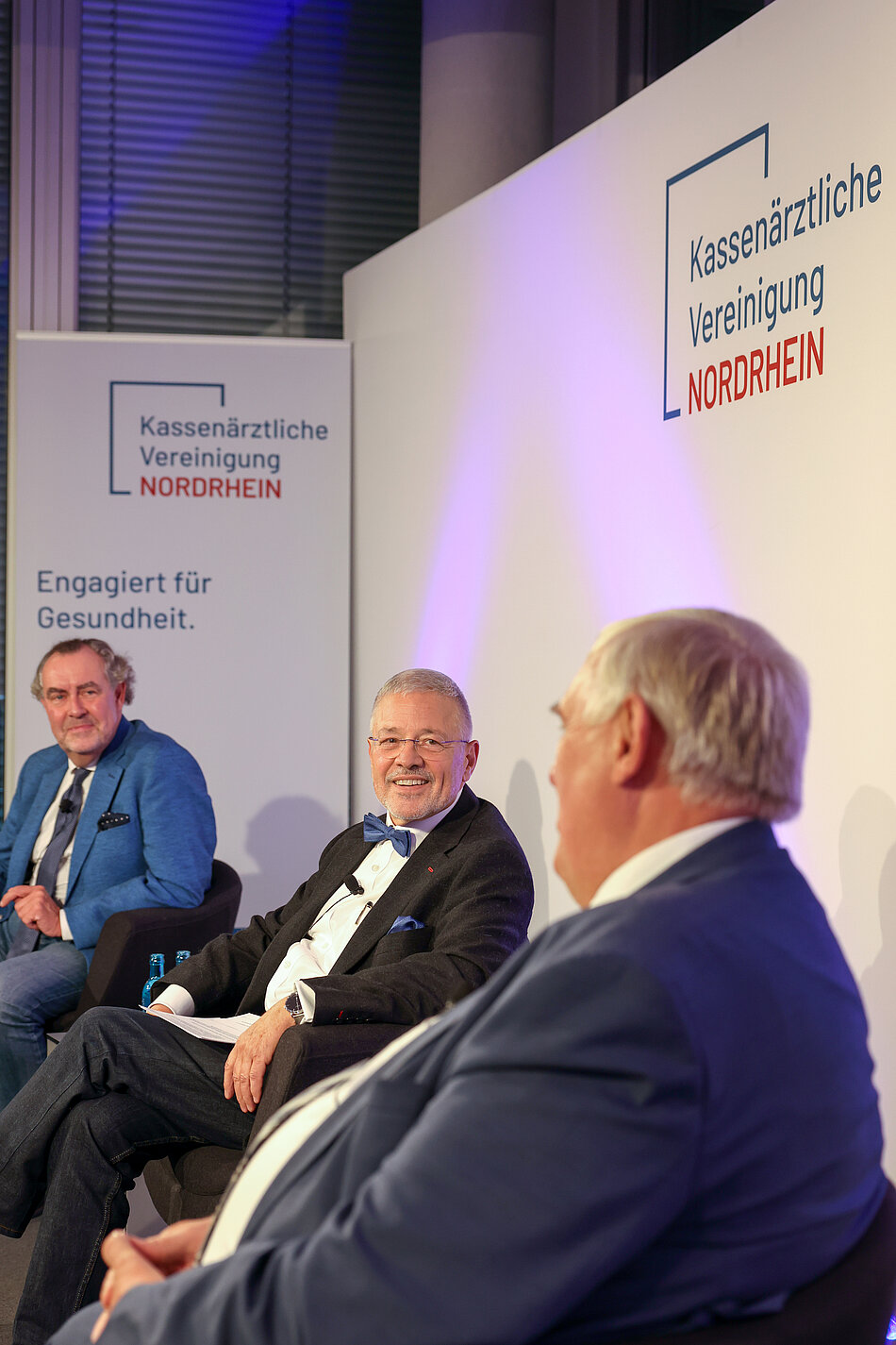 Dr. Frank Bergmann, und sein Stellvertreter, Dr. Carsten König, mit NRW-Gesundheitsminister Karl-Josef Laumann beim KVNO-Talk.