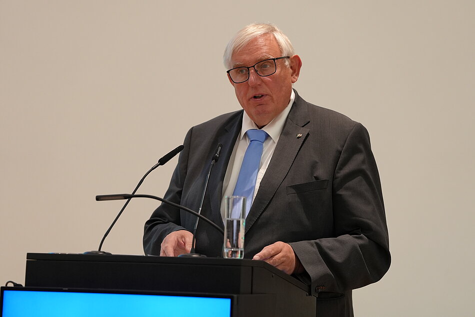 Karl-Josef Laumann am Rednerpult auf dem Sommerempfang 2025