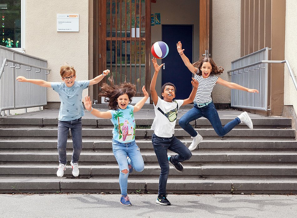 Schulkinder rennen aus der Schule