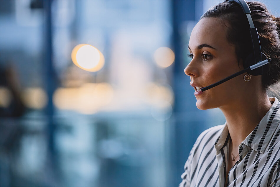 Frau mit Headset